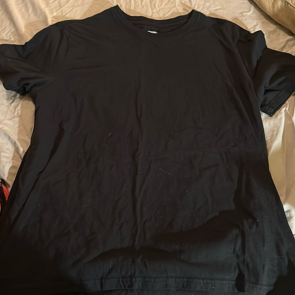 Black short sleeve tee
